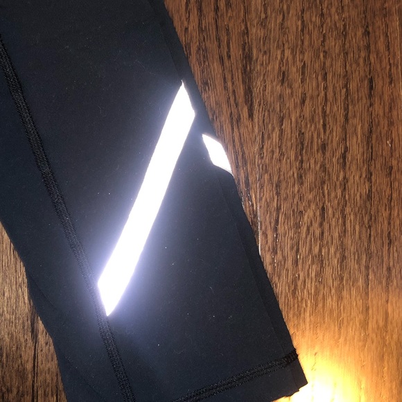 Cropped Lululemon leggings with purple band - Picture 2 of 3